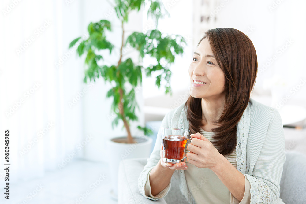 紅茶を飲むシニア女性
