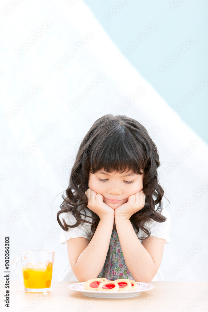 お菓子を食べる女の子 お菓子を食べる女の子