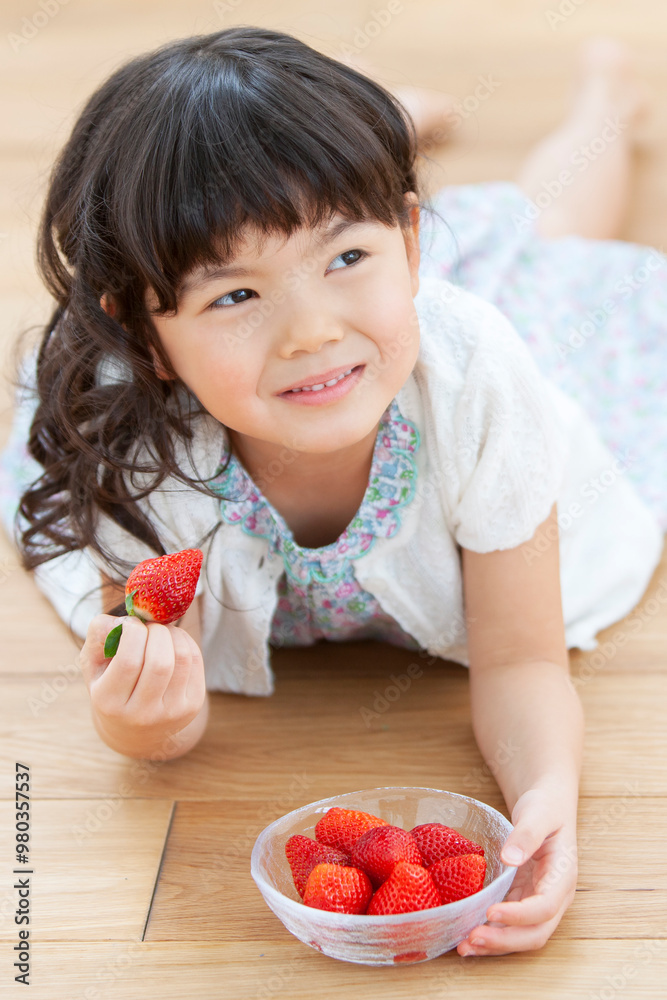 イチゴを食べる女の子
