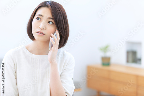 スマートフォンで電話する女性