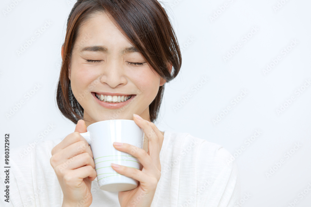 ティーカップを持った笑顔の女性 ティーカップを持った笑顔の女性
