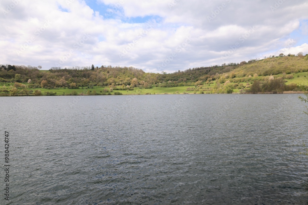 Blick auf das Schalkenmehrener Maar bei Daun in der Eifel Blick auf das Schalkenmehrener Maar bei Daun in der Eifel