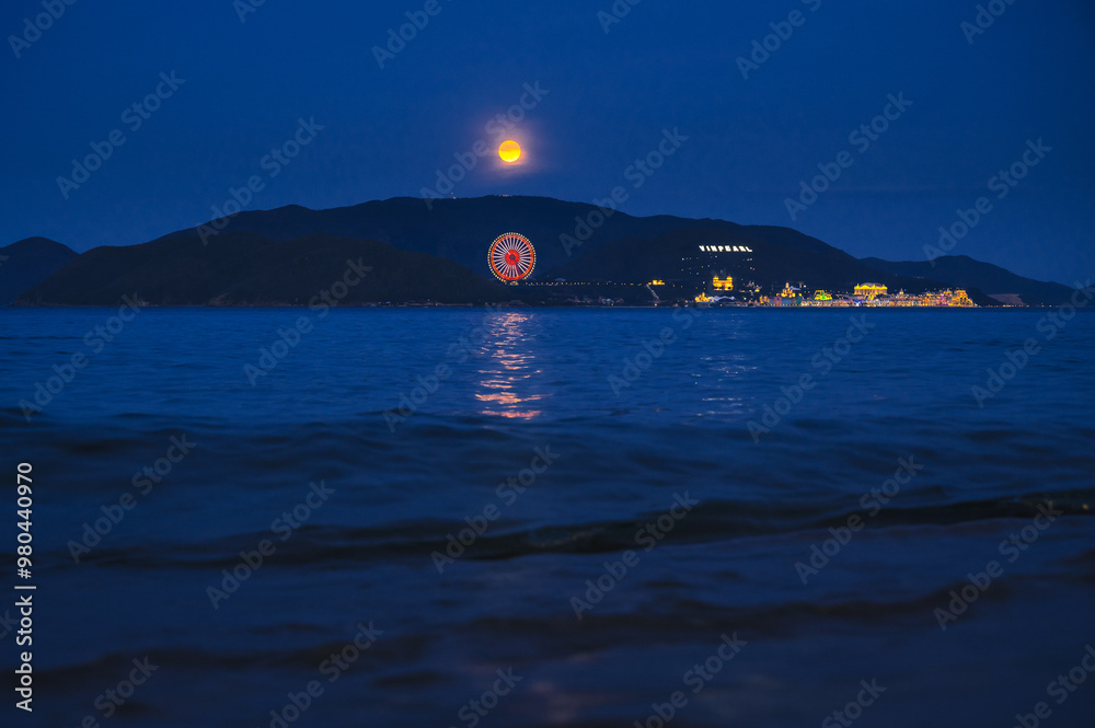 Φωτογραφία View of the island in the sea with Vinpearl Amusement Park in Nha Trang in Vietn
