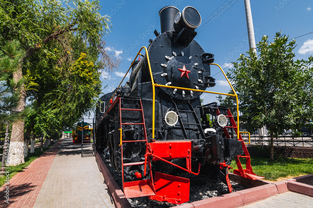 Obraz premium A railway locomotive with large wheels in the Tashkent Museum.