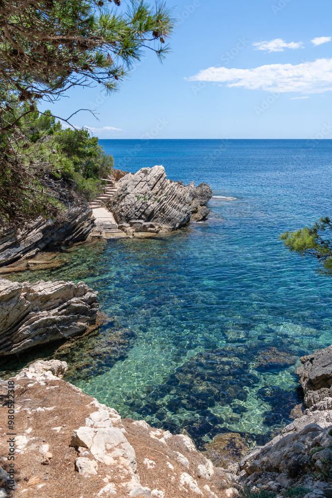 Das blaue Wasser und die Felsen in der Cala Gat Badebucht auf Mallorca Spanien Das blaue Wasser und die Felsen in der Cala Gat Badebucht auf Mallorca Spanien