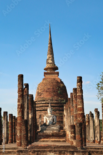 Canvas Print The sitting buddha statue in front of the Wat Sa Si, Wat Sra Sri Temple at the H