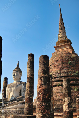 Canvas Print The white sitting buddha statue between stone pillars, columns at the Wat Sa Si,