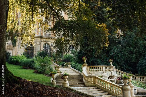 Fototapeta Naklejka Na Ścianę i Meble -  Bâtiment luxueux à Vittel. Immeuble néo classique dans une ville thermale. Hotel prestigieux. Montée d'escaliers en pierre. Ambiance romantique dans un parc de verdure