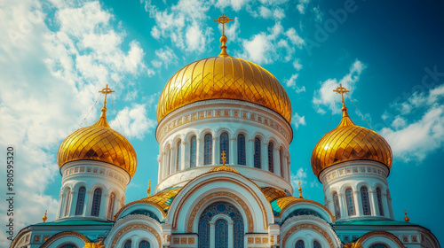 Golden onion domes of cathedral of christ the saviour in moscow, russia, glistening under blue sky with white clouds