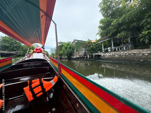 Barca tradicional tailandesa en los canales de Bangkok