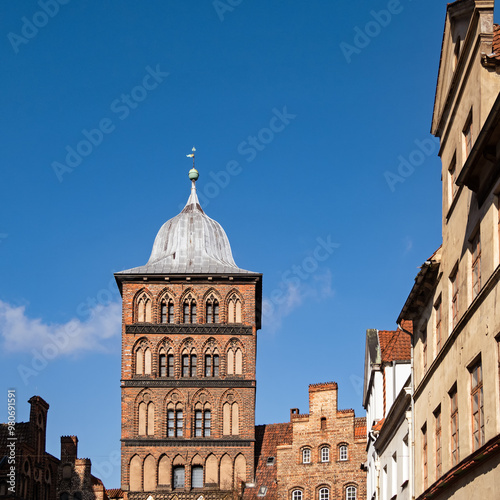 Blick auf das historische Burgtor in der Altstadt von Lübeck, Deutschland