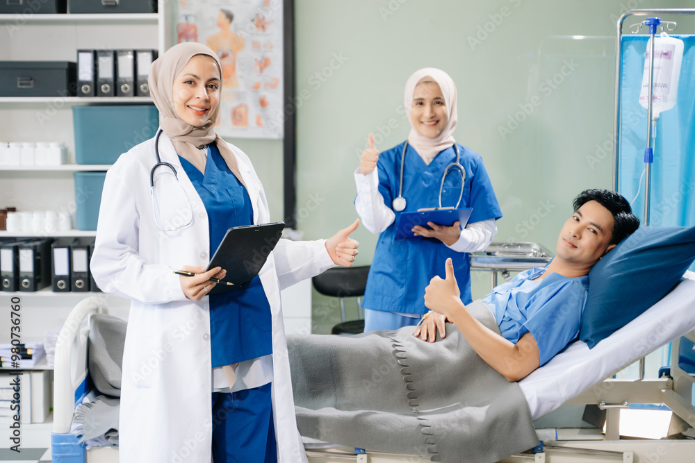 Obraz premium Hospital Ward Female Professional Asian Doctors Talk with a Patient, Give Health Care Advice, Recommend Treatment Plan