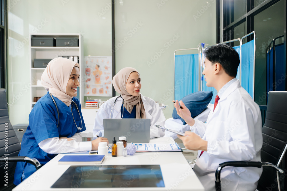 Obraz premium Medical, meeting and laptop for team in discussion, brainstorming and planning. Doctor, nurse on desk