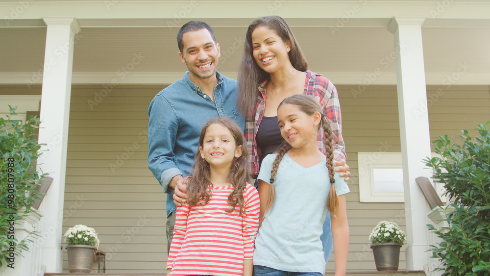 Φωτογραφία Portrait Of Smiling Family Standing In Front Of Their Home