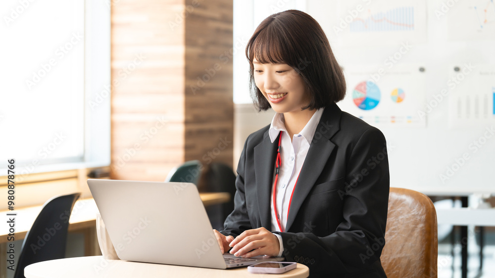 デスクワークをする若いビジネスウーマン デスクワークをする若いビジネスウーマン
