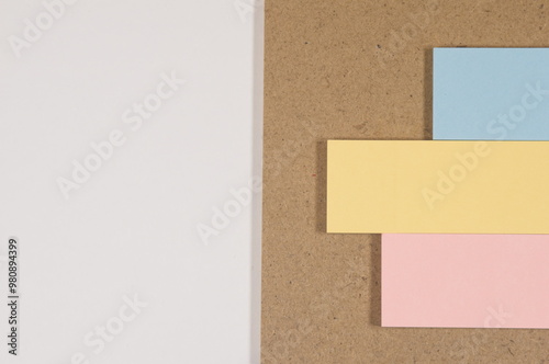 平らな世界に現れた「付箋とMDF（post-it note and MDF）」の立体感 photo