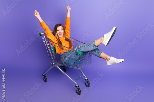Foto Photo portrait of blonde hair cheerful youngster girl in riding supermarket cart
