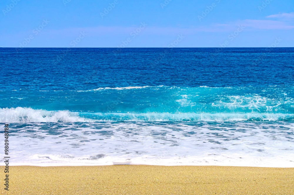 夏、海、青空、青い海、砂浜に打ち寄せる波 夏、海、青空、青い海、砂浜に打ち寄せる波