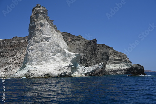 L'île de Santorin est une île Grecque située en mer Egée, le littoral occidental est constitué de falaises qui sont les vestiges de l'effondrement d'un gigantesque volcan. photo