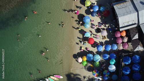 Praia linda com guarda sol e barco