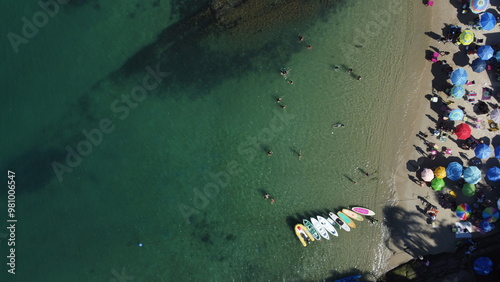 Praia linda com guarda sol e barco
