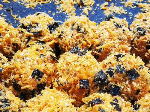 On September 2, 2024, in Shenzhen, Guangdong, a food shop is currently offering seaweed flavored pine and shellfish cuisine.