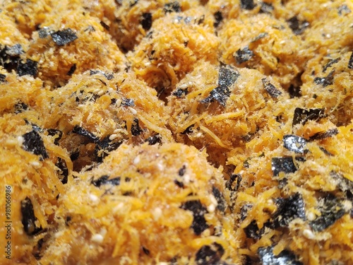 On September 2, 2024, in Shenzhen, Guangdong, a food shop is currently offering seaweed flavored pine and shellfish cuisine.