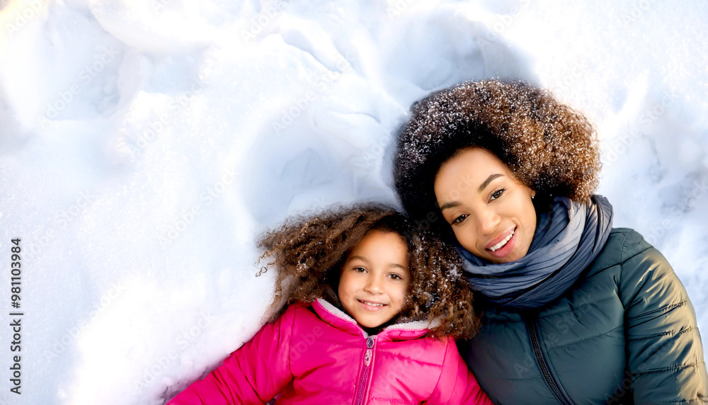 Obraz premium Kind mit Mama im Schnee, Schneeengel 