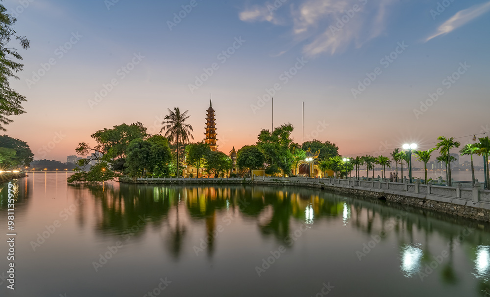 Naklejka premium sunset on the lake viet nam