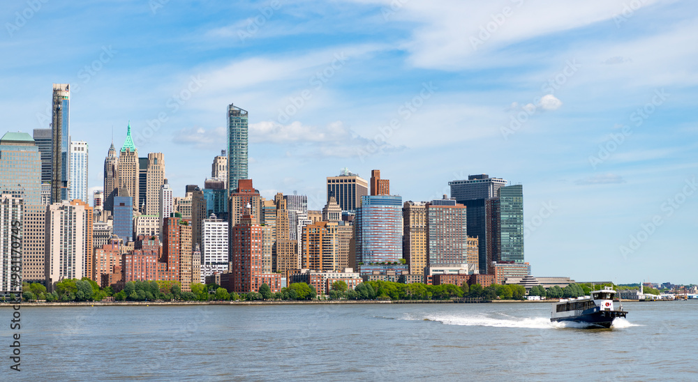 Fototapeta premium skyline of New York City, United States, USA. NYC landmarks. Amazing panorama view of New York city skyline and skyscraper at sunset. Beautiful view in Manhattan.