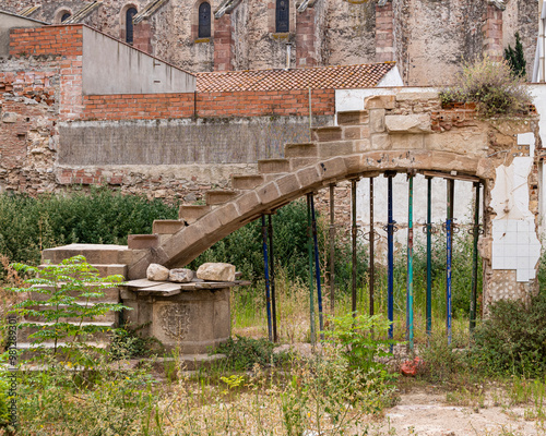 Escalera abandonada de edifico derruido 