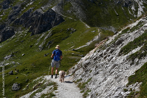 Obraz na płótnie Mann und sein Lagotto Romagnolo Hund wandern im Stubaital w salonie