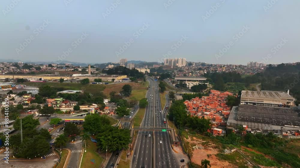 Este vídeo captura imagens aéreas impressionantes da Rodovia Raposo Tavares, uma das principais vias de conexão do estado de São Paulo. Utilizando tecnologia de drone, exploramos a extensão da rodovia