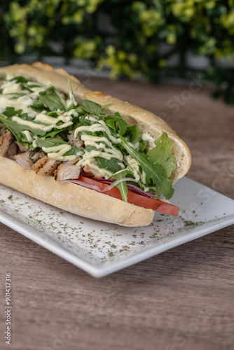 Obraz na płótnie chicken sandwich with arugula w salonie