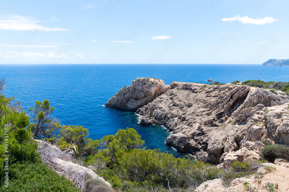 Ausblick raus auf die steinige Landzunge Punta des Castellàs vom Faro de Capdepera bei schönsten Sommerwetter auf Mallorca Spanien Ausblick raus auf die steinige Landzunge Punta des Castellàs vom Faro de Capdepera bei schönsten Sommerwetter auf Mallorca Spanien