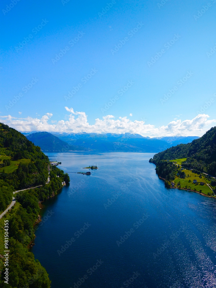 Naklejka premium A breathtaking and scenic view of a serene lake that is beautifully surrounded by majestic mountains