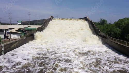 Accelerate the drainage of water from canals across the road during the rainy season to the sea to prevent flooding in the city. photo