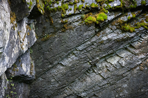 Wand aus Schiefer Gestein in einem Tagesbruch photo