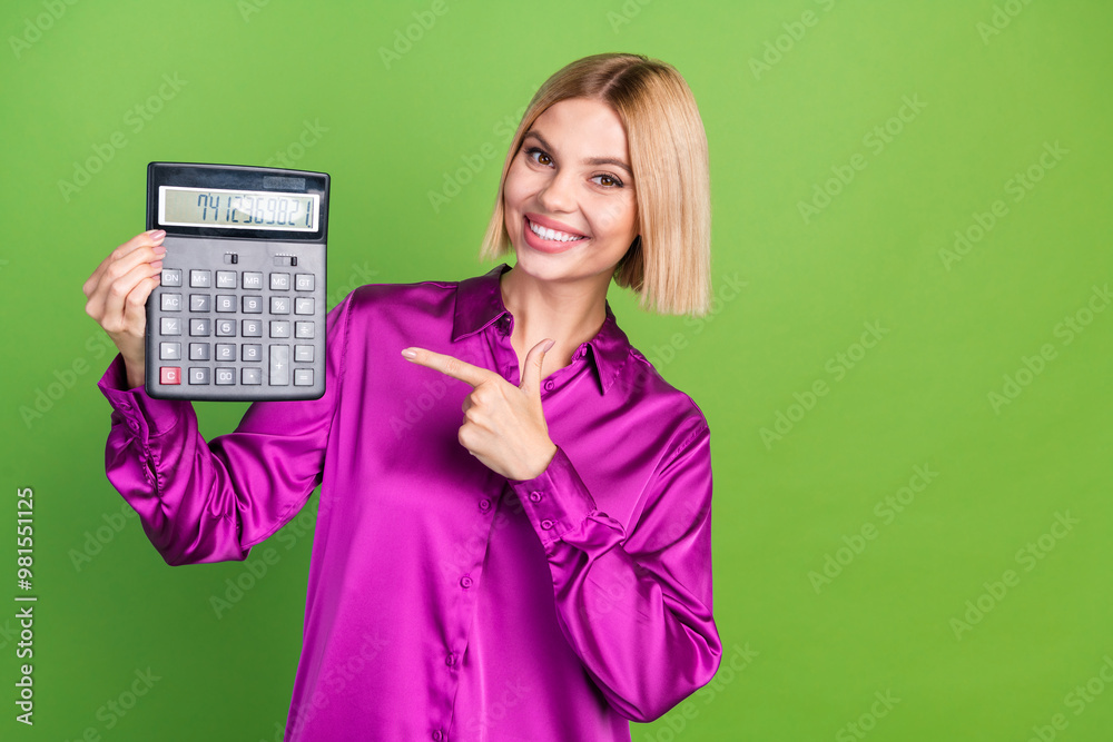 Photo of cheerful lovely gorgeous girl wear stylish pink clothes hold calculator isolated on green color background Photo of cheerful lovely gorgeous girl wear stylish pink clothes hold calculator isolated on green color background