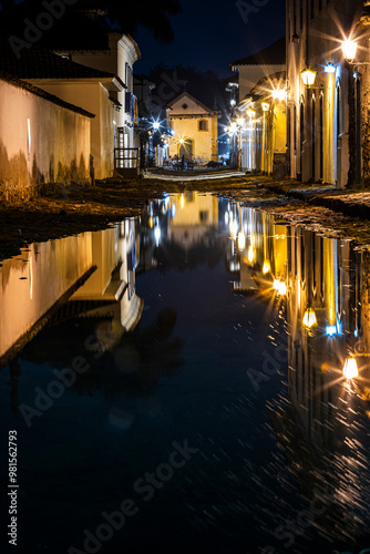 Reflexo sobre as aguas na Noite do centro histórico de Paraty, Rio de Janeiro, Brasil. Paraty é um município com arquitetura colonial preservado no Brasil.