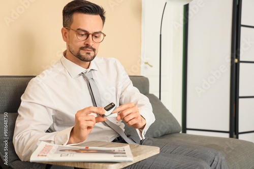 Young businessman with puls...