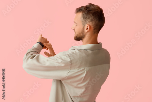 Young man with smartwatch c...