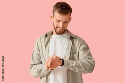 Young man with smartwatch c...
