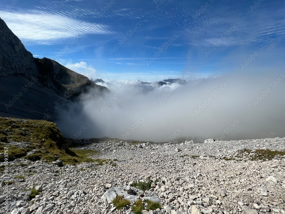 Obraz premium Picturesque and beautiful clouds over the Julian Alps, Strmec na Predelu (Triglav National Park, Slovenia) - Malerische und schöne Wolken über den Julischen Alpen (Triglav-Nationalpark, Slowenien)