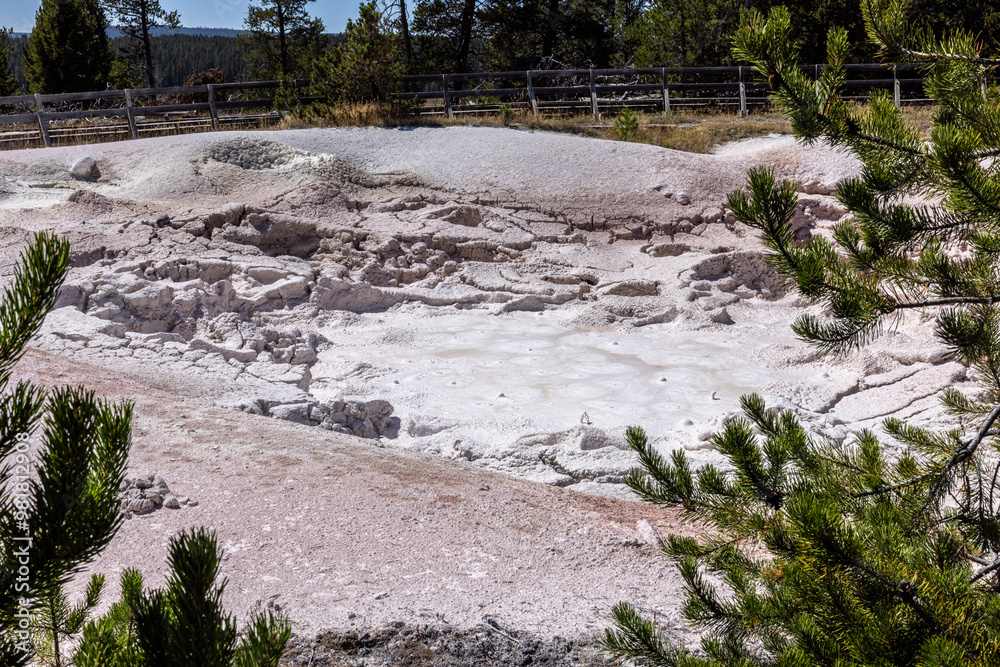 Φωτογραφία Photo of mudpot geyser hydrothermal feature at Yellowstone National Park of the fountain paint pot trail
