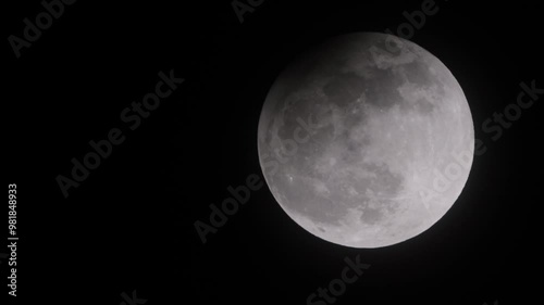 Luna llena de la cosecha el día del eclipse parcial.