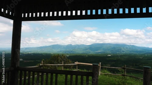 荻岳展望所の東屋。祖母山。