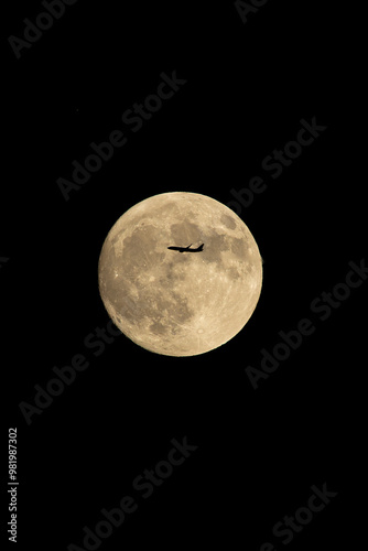 中秋の名月と旅客機と小さな土星