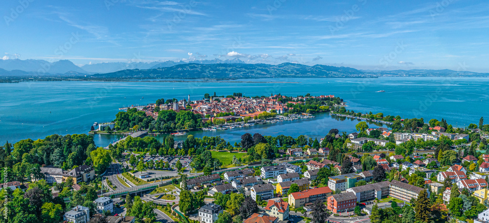 Fototapeta premium Sommertag in der bayerischen Stadt Lindau am Bodensee, Blick zur Insel