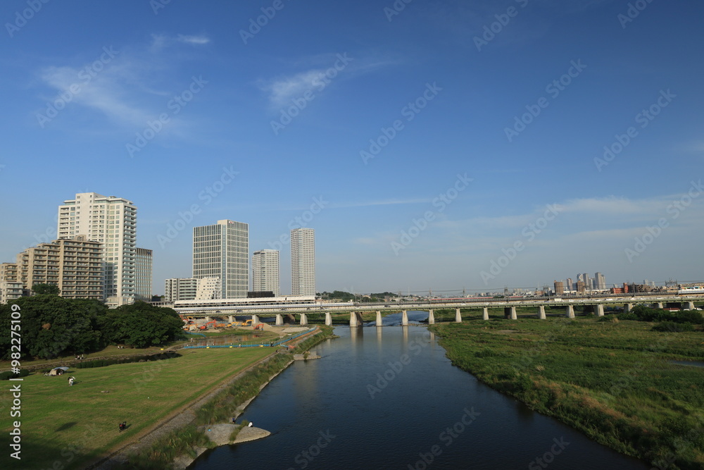 多摩川の河川敷から見る二子玉川駅周辺の風景 多摩川の河川敷から見る二子玉川駅周辺の風景